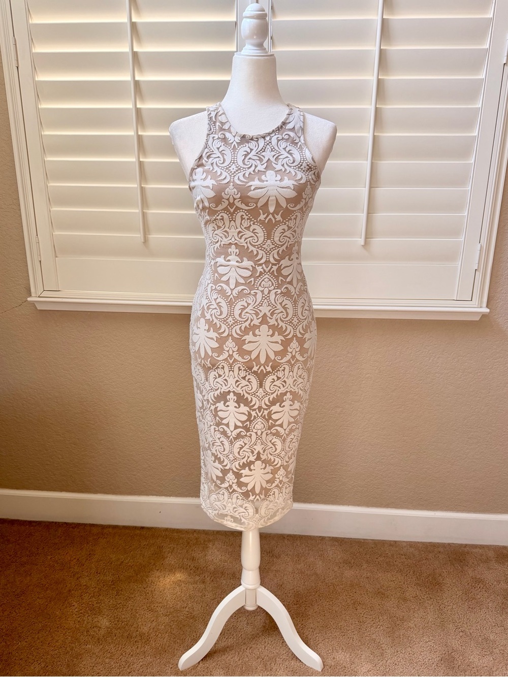 A’GACI Ivory Nude Floral Damask Sleeveless Fitted Midi Dress - Size Small